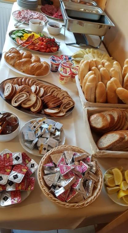 Pizzeria Alzbetka Hotel Strecno Екстериор снимка