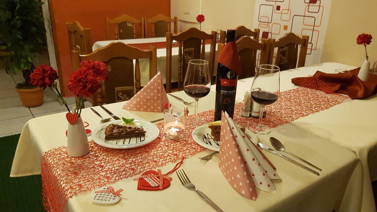 Pizzeria Alzbetka Hotel Strecno Екстериор снимка