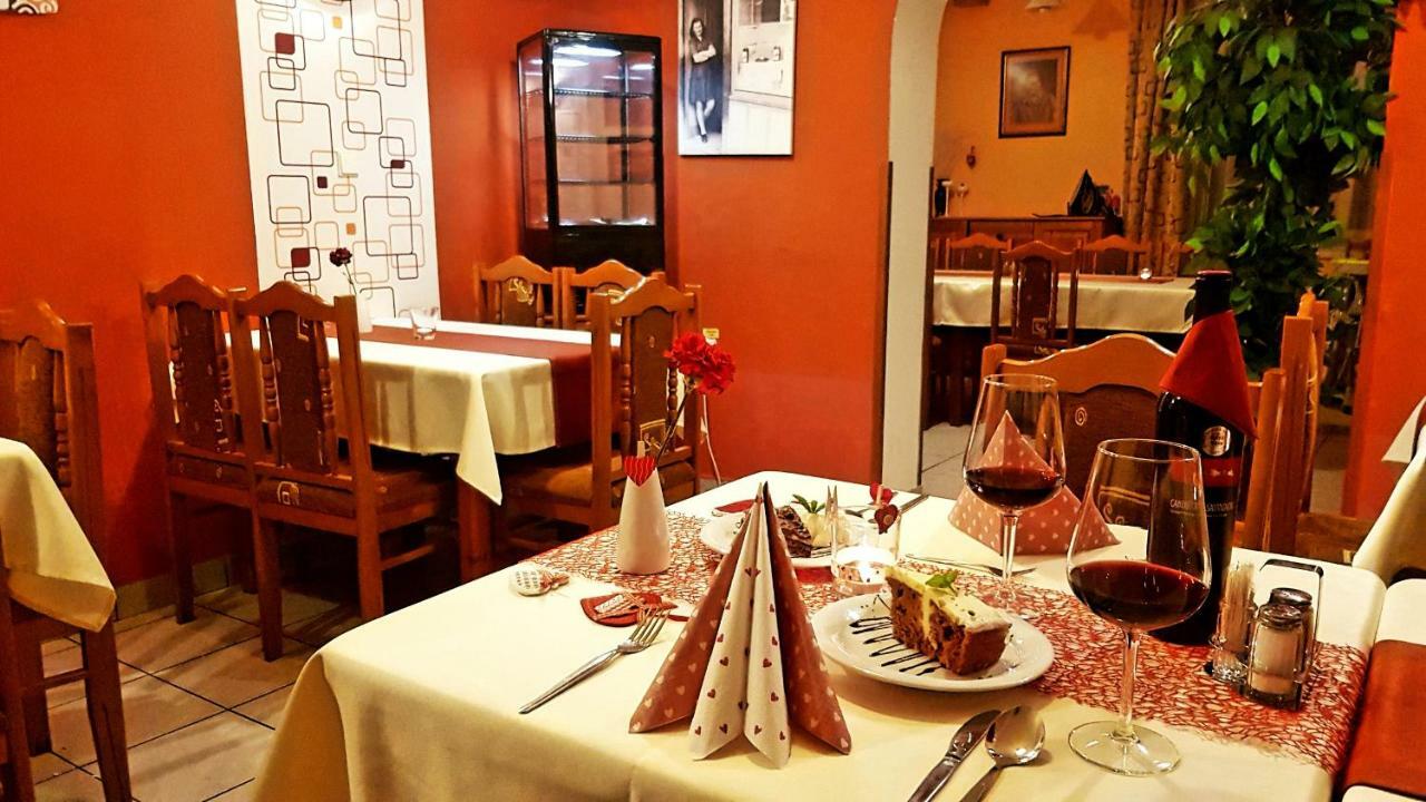 Pizzeria Alzbetka Hotel Strecno Екстериор снимка