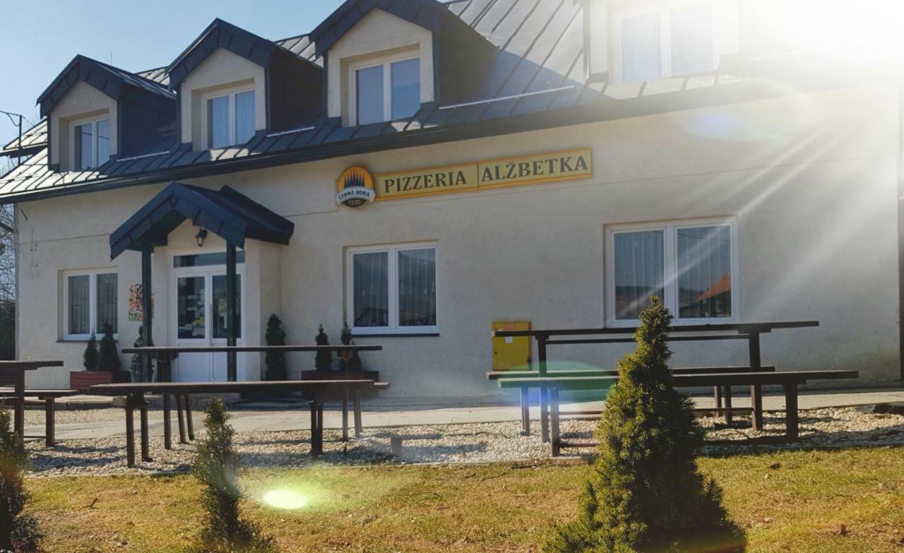 Pizzeria Alzbetka Hotel Strecno Екстериор снимка