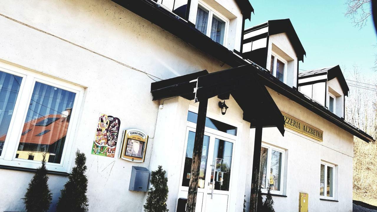 Pizzeria Alzbetka Hotel Strecno Екстериор снимка