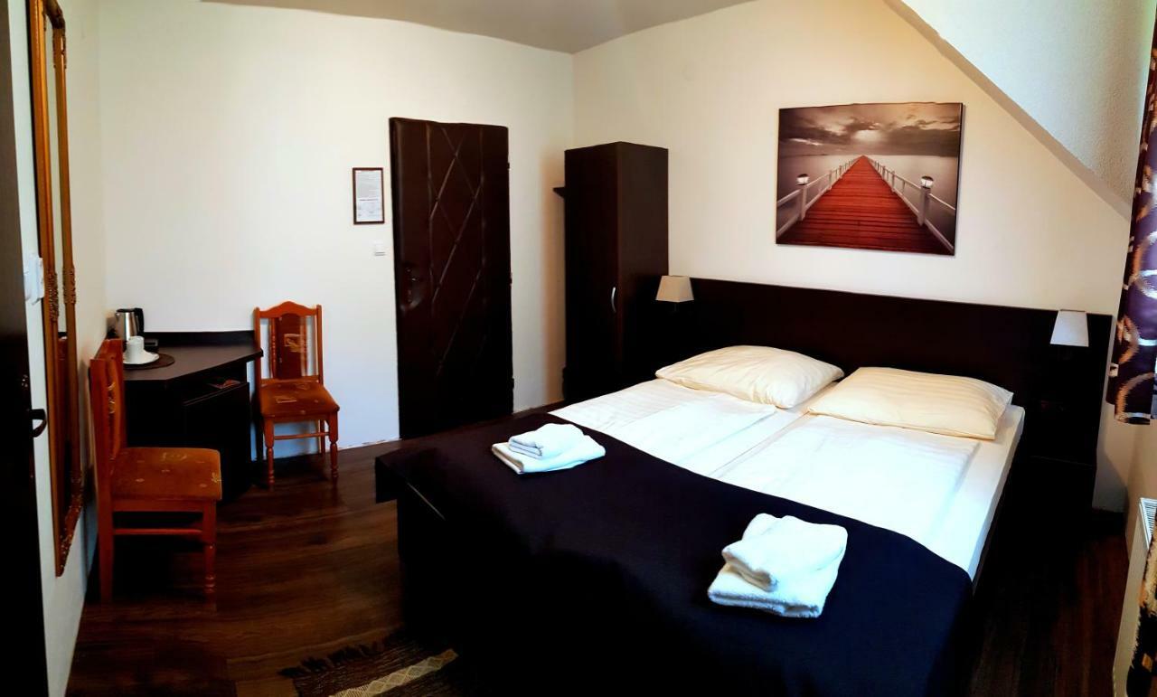Pizzeria Alzbetka Hotel Strecno Екстериор снимка