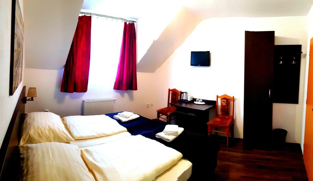 Pizzeria Alzbetka Hotel Strecno Екстериор снимка