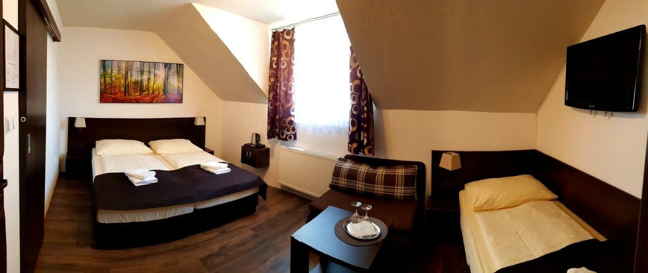 Pizzeria Alzbetka Hotel Strecno Екстериор снимка