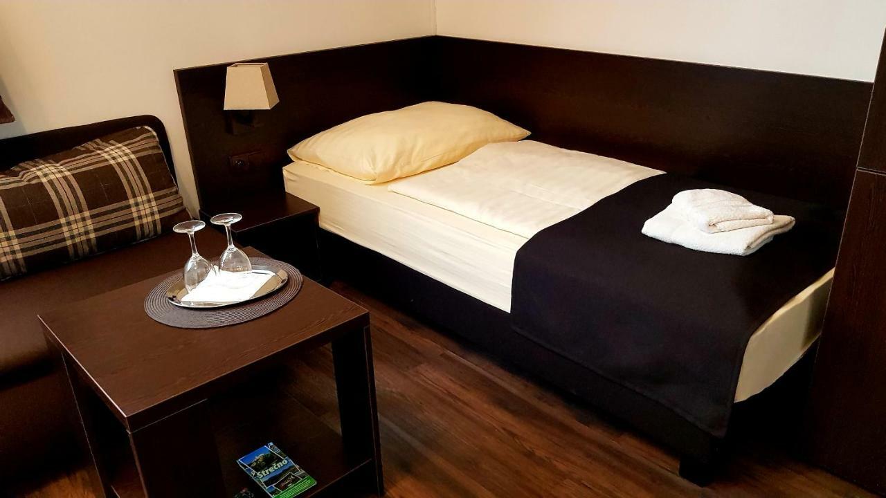 Pizzeria Alzbetka Hotel Strecno Екстериор снимка