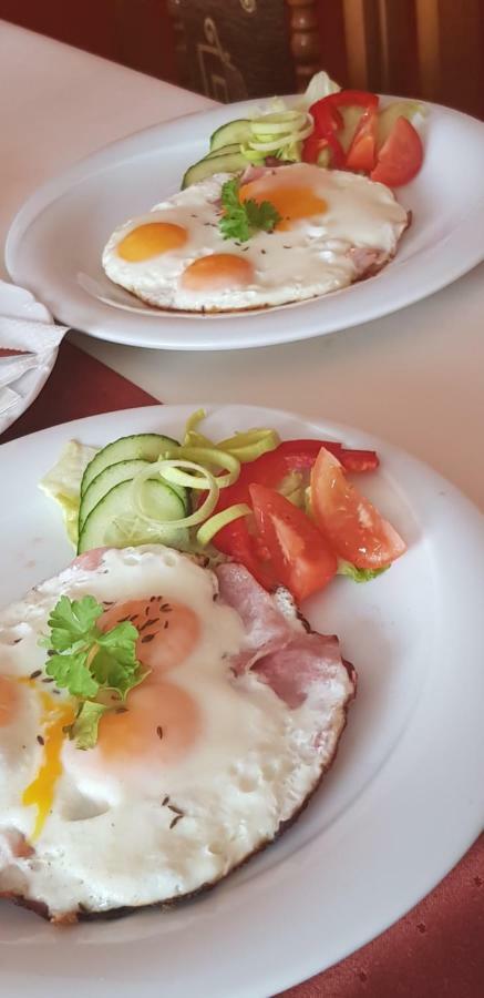 Pizzeria Alzbetka Hotel Strecno Екстериор снимка