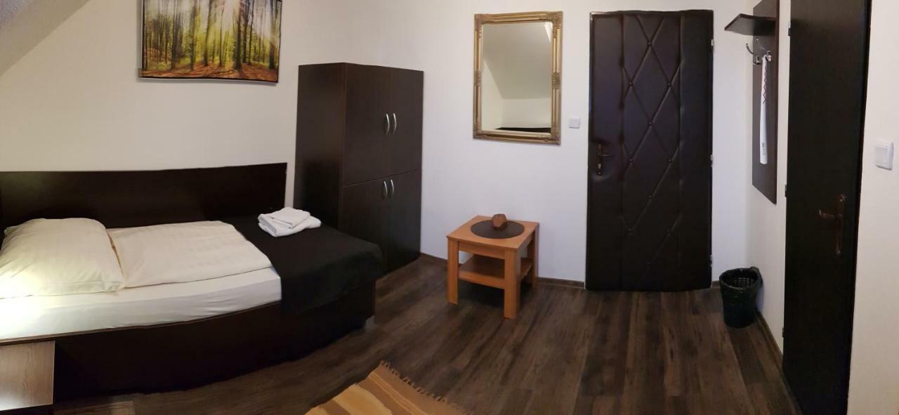 Pizzeria Alzbetka Hotel Strecno Стая снимка