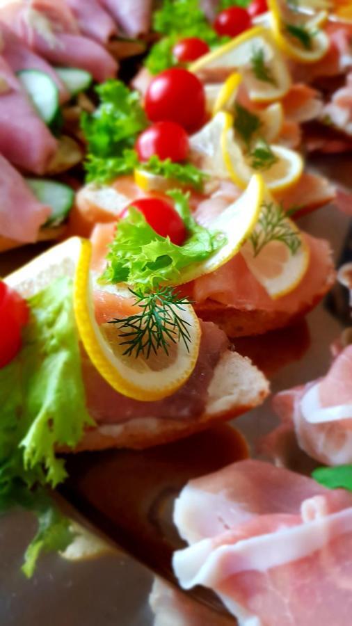 Pizzeria Alzbetka Hotel Strecno Екстериор снимка